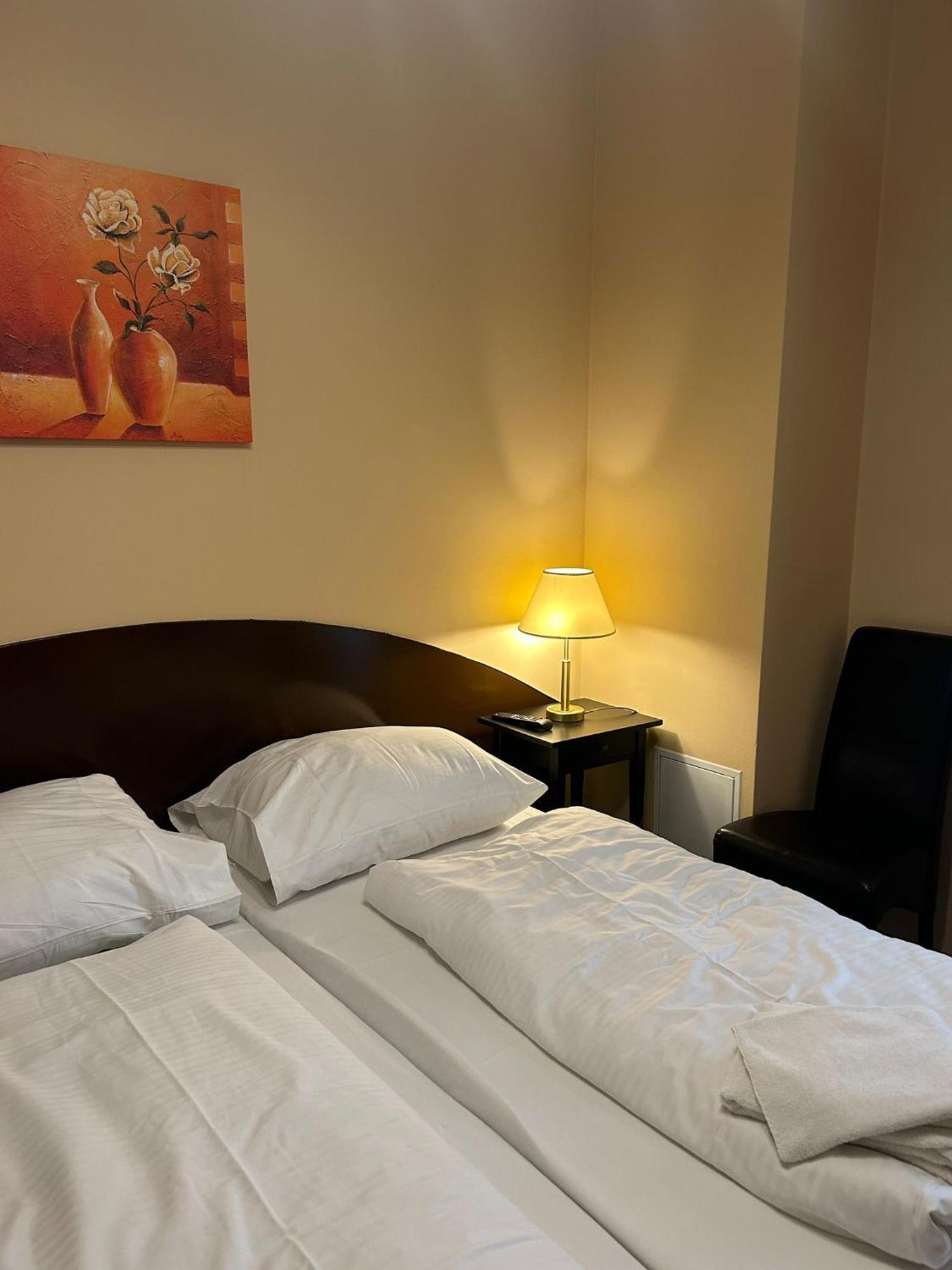Basic Double Room,1382985404:JPEG